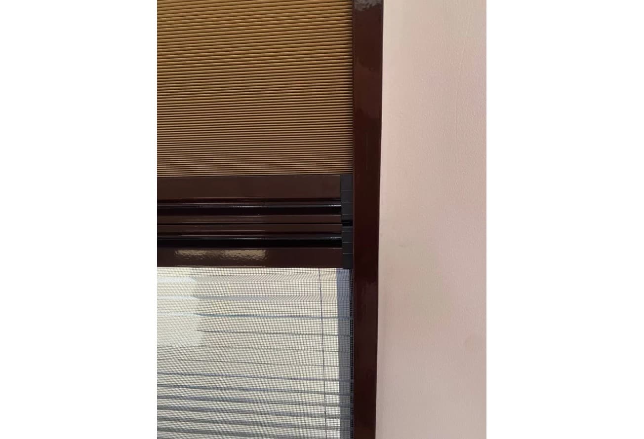 Штора+москитная сетка FAKRO AMD Duet 78x240 (коричневые направляющие RAL 8017, штора коричневая blackout RAL 1603)