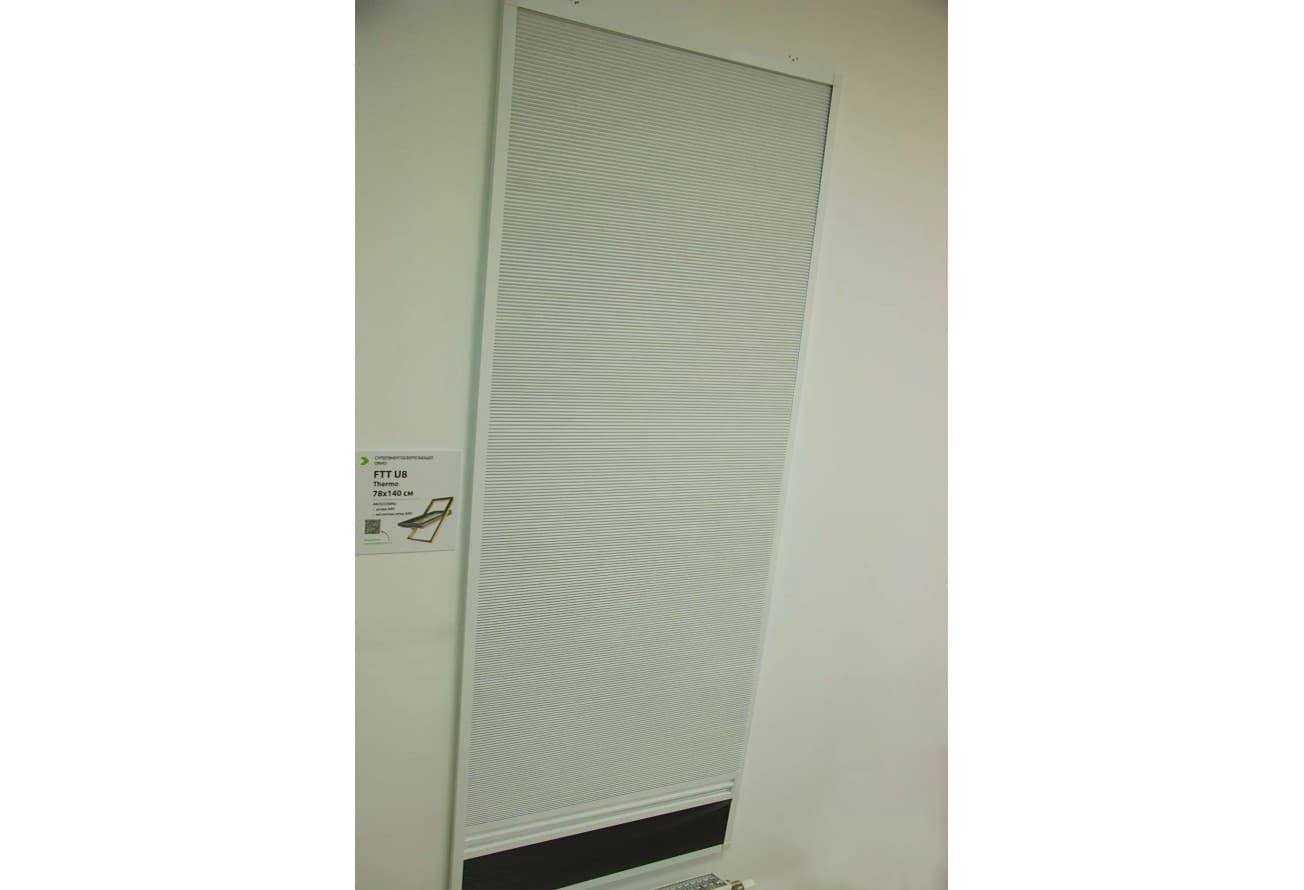 Штора+москитная сетка FAKRO AMD Duet 55x200 (белые направляющие RAL 9016, штора белая blackout RAL 1601)