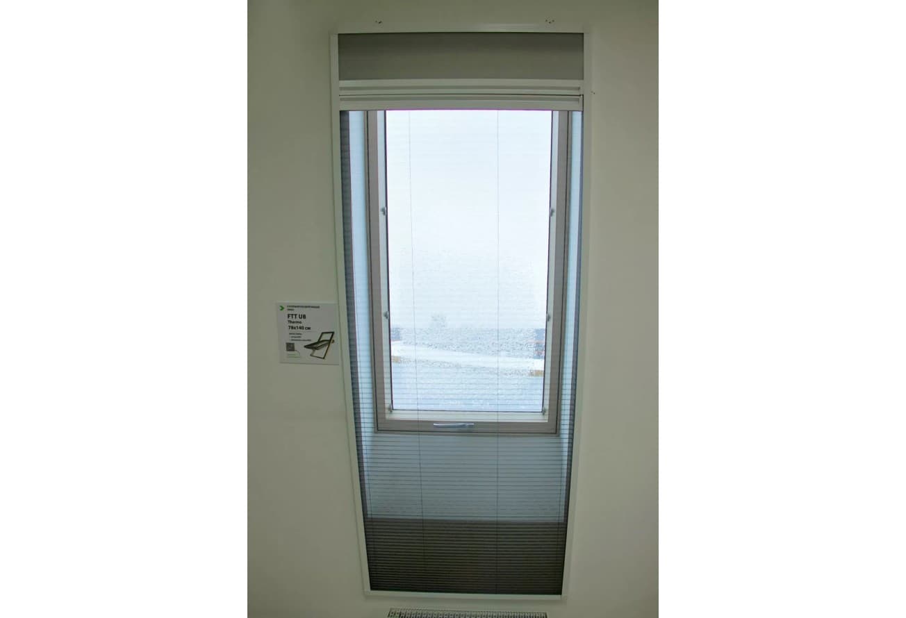 Штора+москитная сетка FAKRO AMD Duet 94x200 (белые направляющие RAL 9016, штора белая blackout RAL 1601)