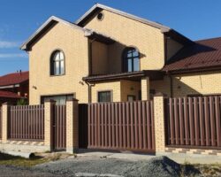 Загородный дом. Забор. Штакетник матовый Ral 8017, Металл Профиль