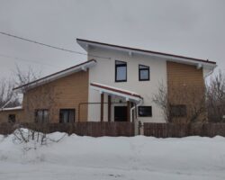 Частный дом. Комбинированный фасад- декоративная штукатурка+металлосайдинг Grand Line